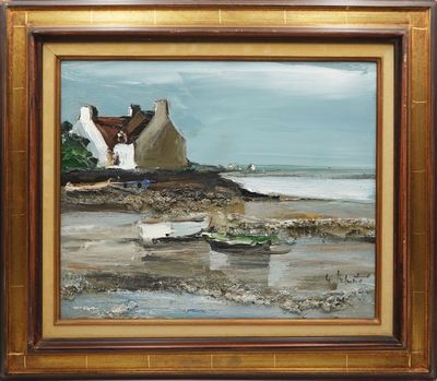 une peinture à l'huile représentant un bateau sur une plage, à côté d'une maison
