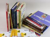 un grand nombre de livres posés sur une table