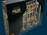 une boîte contenant un bâtiment de police en Lego