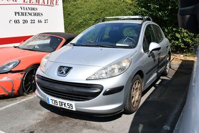 deux voitures garées l'une à côté de l'autre dans un parking