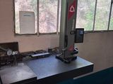 une machine posée sur une table devant une fenêtre