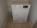 un lave-linge et un sèche-linge blancs dans une petite pièce