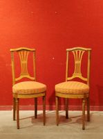Paire de chaises en bois teinté, assise jaune, dossier ajour…