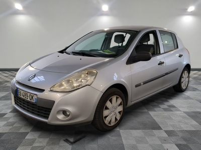 la photo d'une voiture argentée garée dans un garage
