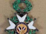an image of a medal with a star on top of it