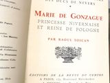 un livre posé sur une table, avec une carte en arrière-plan