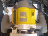 une machine jaune et noire qui se trouve dans une boîte