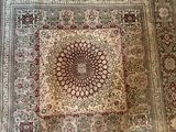 un tapis oriental orné d'un motif en médaillon posé sur un parquet