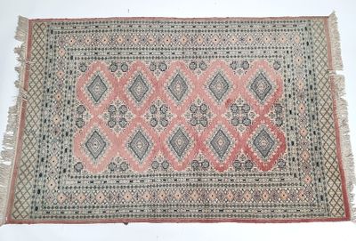 un tapis rouge et bleu orné d'un motif en forme de diamant
