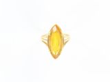 une image représentant une bague en or sertie d'une pierre jaune
