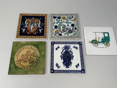 quatre sous-verres en céramique présentant différents motifs sur un fond blanc