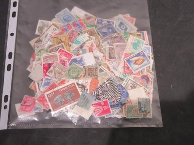 un sac rempli de timbres posé sur une table