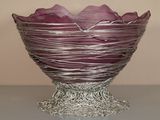 un saladier en verre violet posé sur une table