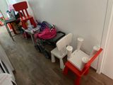 une petite chaise d'enfant et une table dans un coin de la pièce