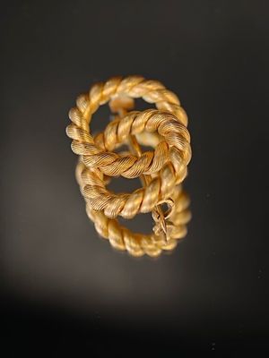 un gros plan d'un anneau fait de corde sur une surface noire