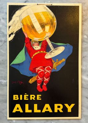 une affiche représentant une femme tenant un verre de bière posé sur une table
