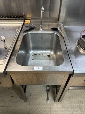 un évier situé au milieu d'une cuisine