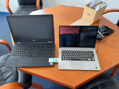 deux ordinateurs portables posés sur une table en bois