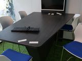 un bureau sur lequel sont posés un clavier et un écran