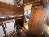 vue de l'intérieur d'une camionnette dont les parois sont recouvertes de lambris