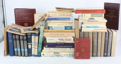 plusieurs livres empilés sur une table