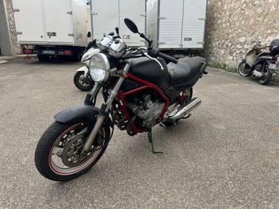 des motos garées sur un parking à côté d'un camion