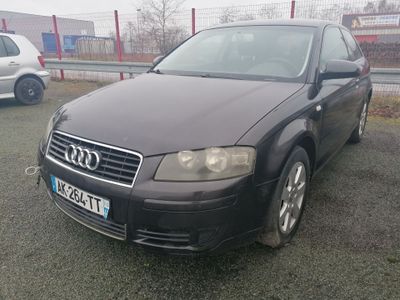 une voiture noire garée dans un parking