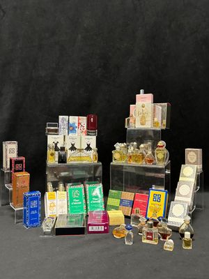 de nombreux types de cigarettes exposés dans une vitrine