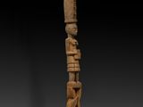 une photo d'une sculpture en bois représentant un totem