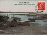 une carte postale représentant un bateau sur l'eau