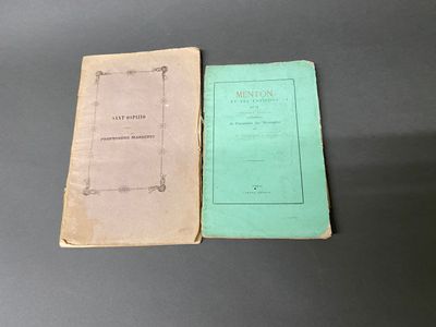 deux vieux livres posés sur une table l'un à côté de l'autre
