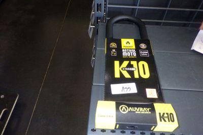 une photo d'un boîtier d'alimentation K100 noir et jaune