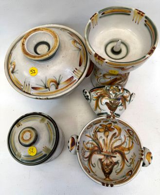 quatre pièces de poterie différentes posées sur une surface blanche