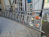un tas de vieux objets en métal et en bois par terre
