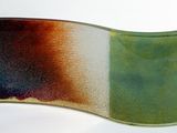 un gros plan d'une plaque de verre posée sur une surface blanche