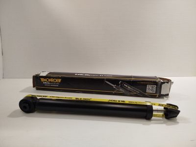 un gros plan d'un stylo noir et jaune posé sur une surface blanche