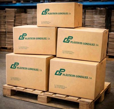 des cartons empilés sur une palette dans un entrepôt, avec des palettes en arrière-plan