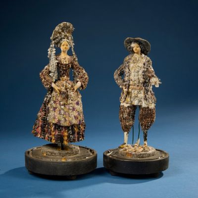 deux figurines représentant un homme et une femme vêtus de costumes d'époque