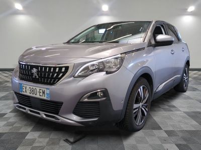 la voiture grise est garée sur un sol en damier dans le garage
