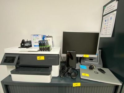 deux ordinateurs et une imprimante posés sur un bureau