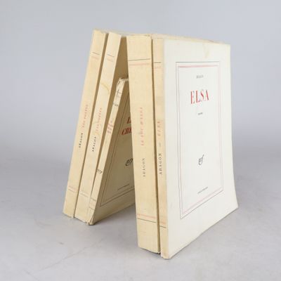 trois livres sont empilés sur une table