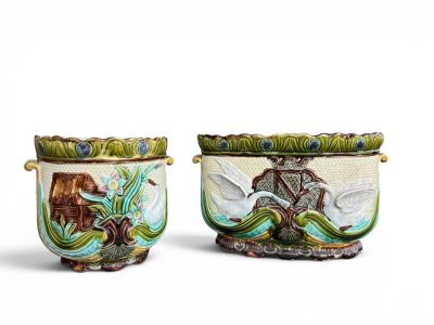 paire de vases ornés d'oiseaux et de fleurs sur fond blanc