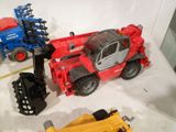 trois véhicules jouets posés sur une table