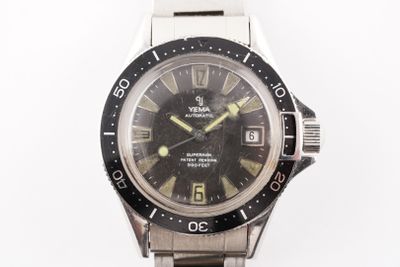 une image de montre sur fond blanc