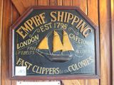 une enseigne portant l'inscription « Empire Shipping » sur le mur d'un immeuble