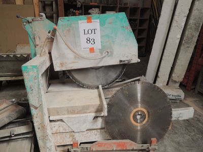 une machine équipée de nombreux outils