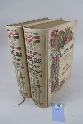 deux livres posés côte à côte sur une table