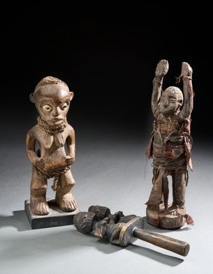 deux figurines en bois représentant un homme et une femme tenant un marteau
