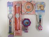 beaucoup de montres pour enfants et de montres posées sur la table