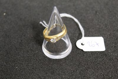 un anneau posé au sommet d'un cône transparent